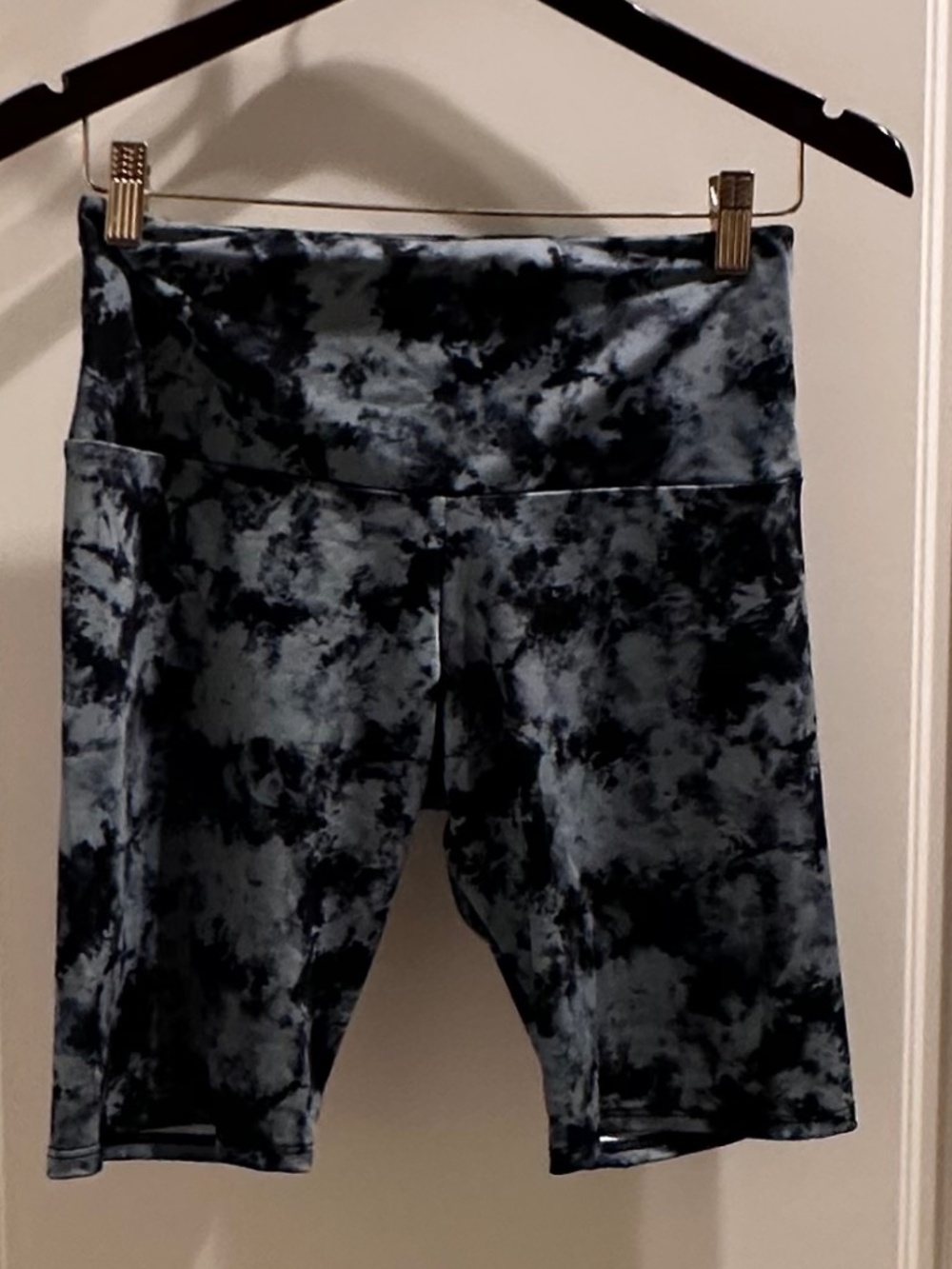 ONZIE GRAY TIE-DYE BIKER SHORTS